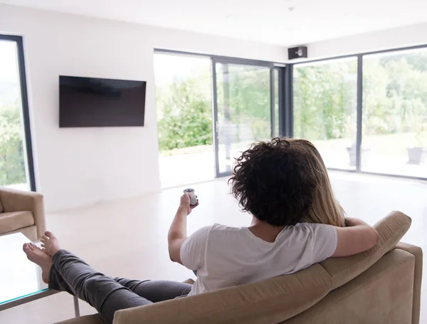 Vista trasera de pareja viendo televisión —  Fotos de Stock