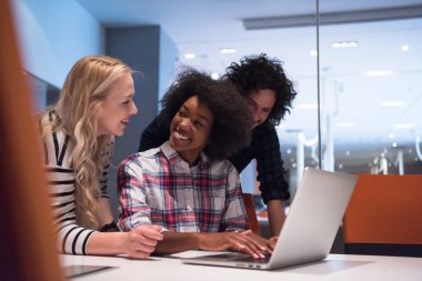 Çok ırklı bir girişim ekibi toplandı