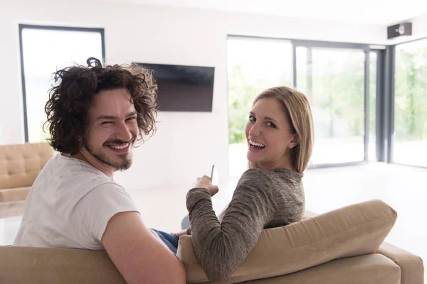 Vista trasera de pareja viendo televisión —  Fotos de Stock