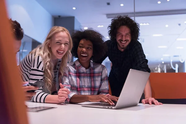 Equipo empresarial multiétnico de startups en la reunión —  Fotos de Stock