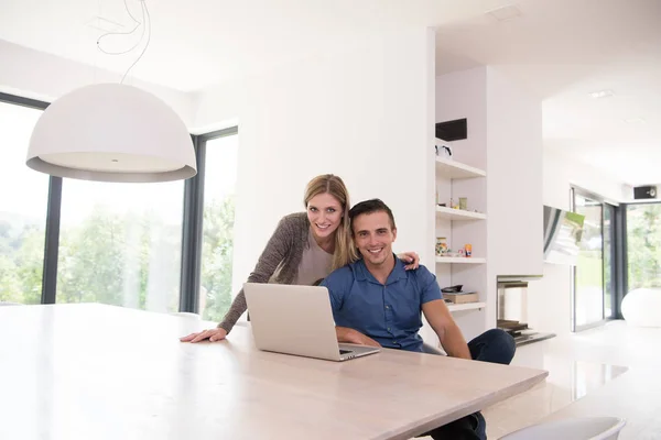 Casal usando laptop em casa — Fotografia de Stock