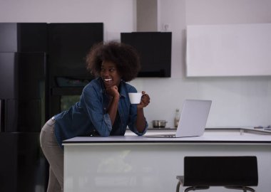 modern mutfak gülümseyen siyah kadın