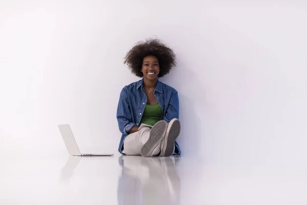 Африканская американка, сидящая на полу с ноутбуком — стоковое фото