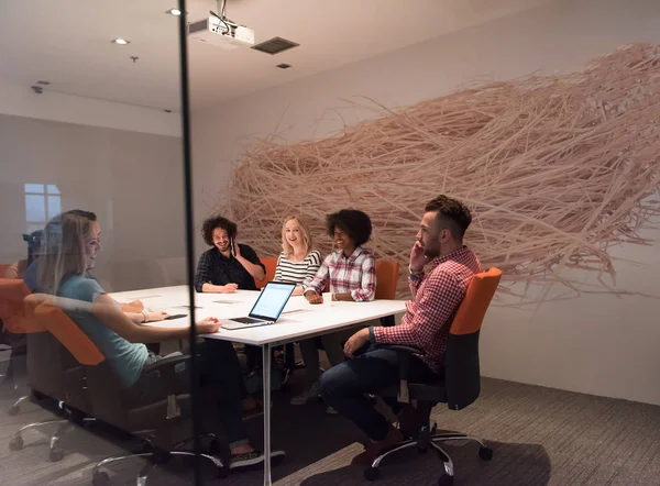 Multi-etnische startup business team op vergadering — Stockfoto