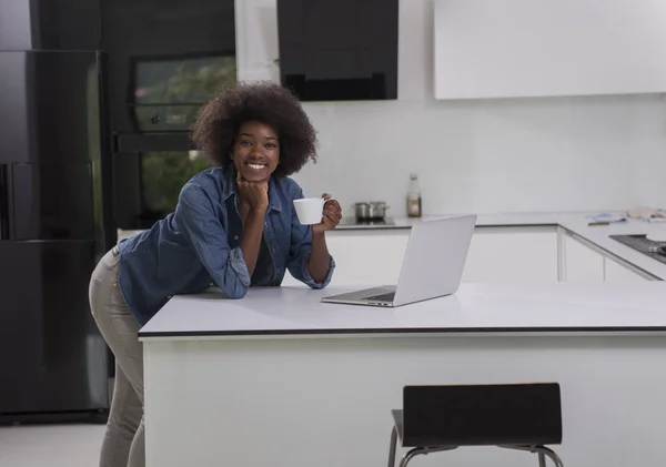 Lachende zwarte vrouw in de moderne keuken — Stockfoto