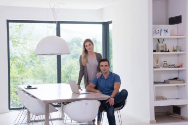 Evde Dizüstü bilgisayar kullanan çift