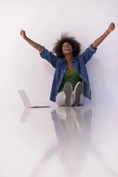 Dizüstü bilgisayar ile katta oturan Afrikalı-Amerikalı kadın — Stok fotoğraf