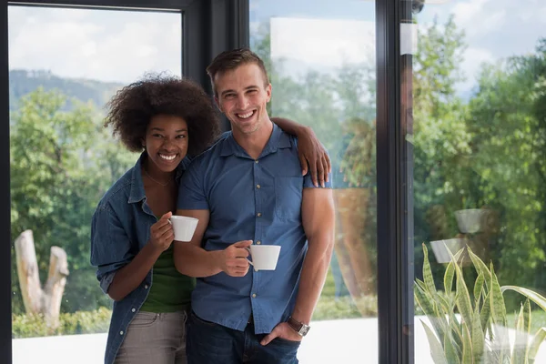 Romântico feliz jovem casal relaxar em casa moderna dentro de casa — Fotografia de Stock