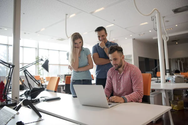 Gruppe junger Leute beschäftigt Arbeitnehmer mit Computer — Stockfoto