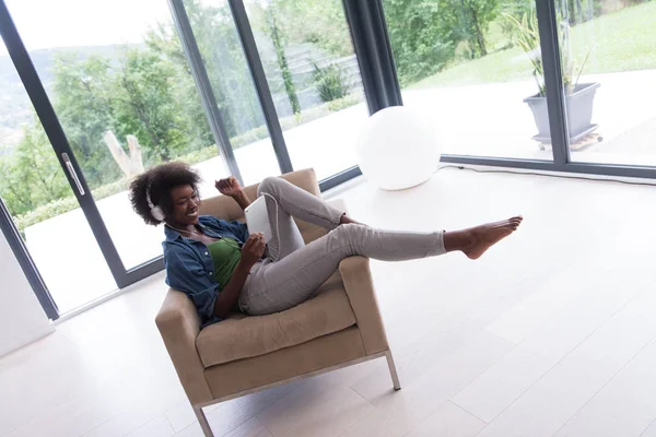 Africano americano mulher em casa na cadeira — Fotografia de Stock