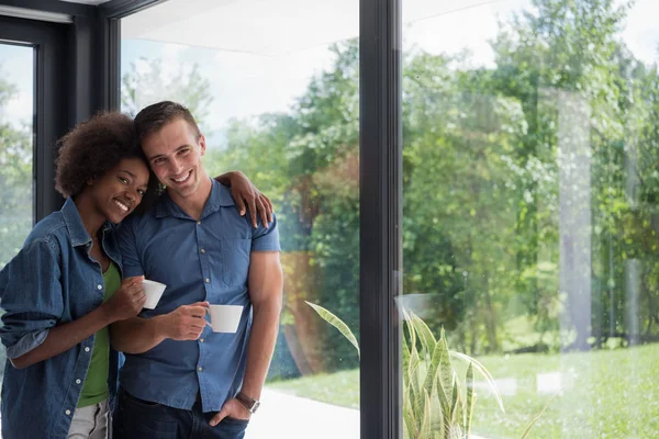 Romántico feliz joven pareja relajarse en casa moderna en el interior —  Fotos de Stock