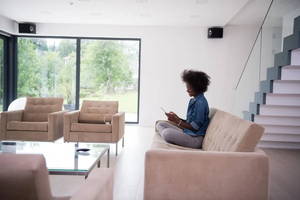 Mujer afroamericana en casa con tableta digital — Foto de Stock