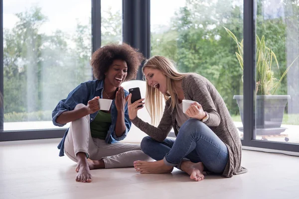 Le donne multietniche siedono sul pavimento e bevono caffè — Foto Stock