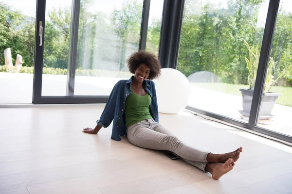 Mulher afro-americana sentada perto da janela — Fotografia de Stock