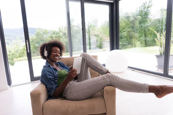 Femme afro-américaine à la maison dans la chaise — Photo