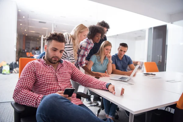 Porträt eines jungen informellen Geschäftsmannes — Stockfoto