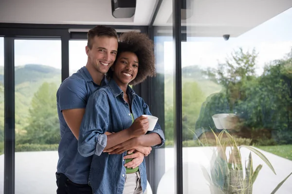 Romántico feliz joven pareja relajarse en casa moderna en el interior — Foto de Stock