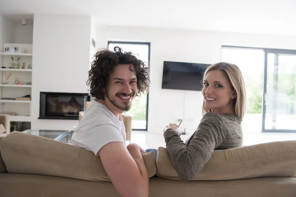 Hátsó nézet a televíziót néző párról — Stock Fotó