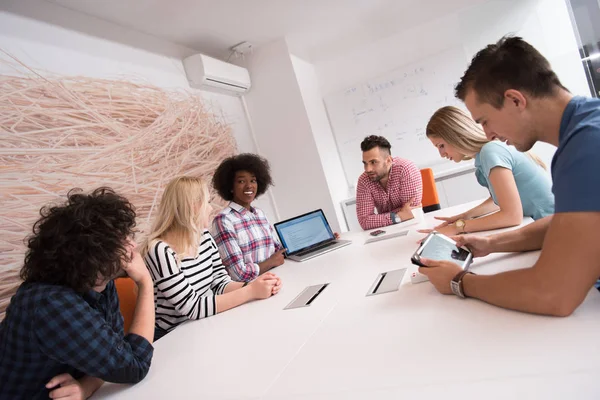 Multi-etnische startup business team op vergadering — Stockfoto