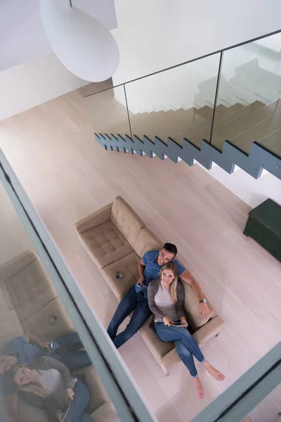 Youg couple in living room with tablet top view — Stock Photo, Image