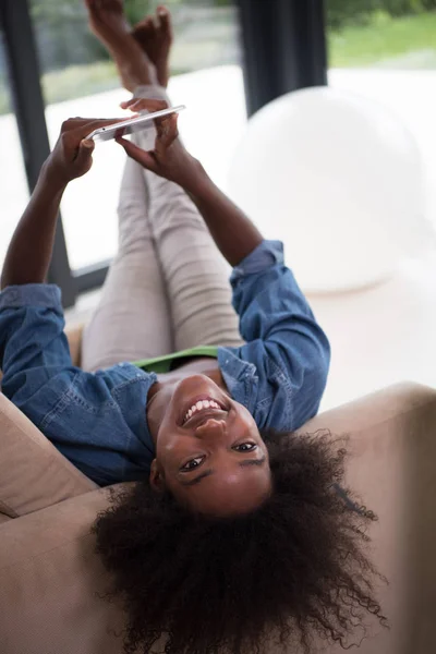 Afro-américaine femme à la maison avec tablette numérique — Photo