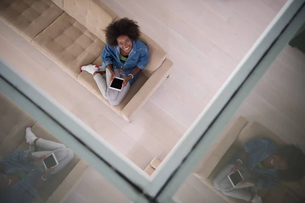 African american vrouw thuis met digitale tablet bovenaanzicht — Stockfoto