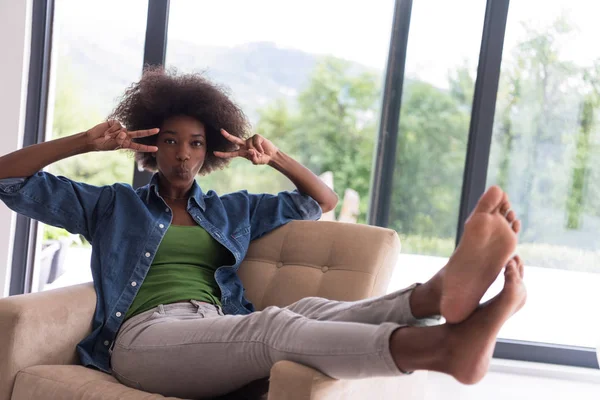 Mulher negra em casa na cadeira — Fotografia de Stock