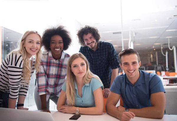 Team multietnico di start-up in riunione — Foto Stock