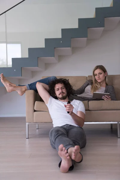 Young couple relaxes in the living room — Stock Photo, Image