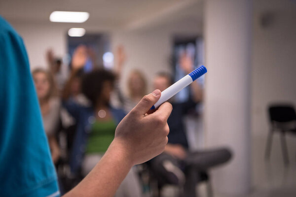 закрыть руку учителя маркером
