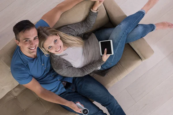 Youg couple in living room with tablet top view — Stock Photo, Image