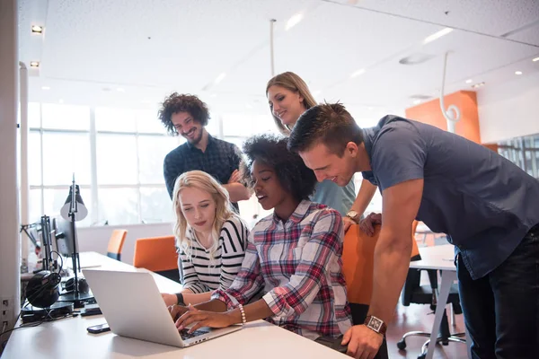 Multi-etnisch opstarten bedrijf team — Stockfoto