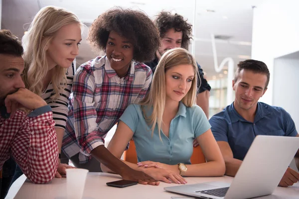 Multiethnisches Gründerteam trifft sich — Stockfoto