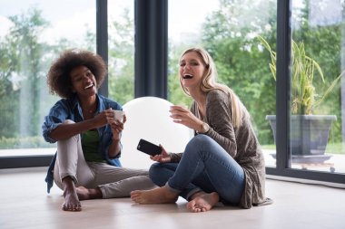 zemin ve içme kahve çok ırklı kadın oturup