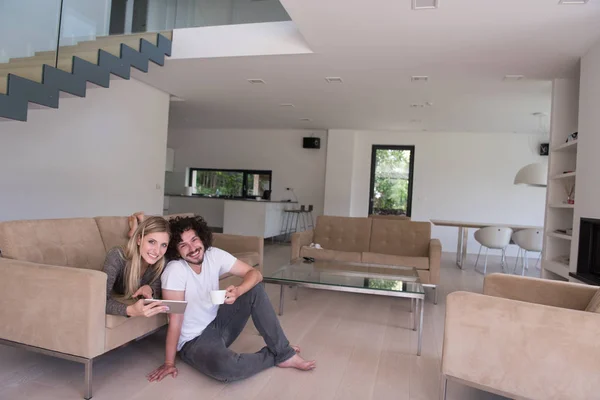 Couple relaxant à la maison avec tablettes — Photo