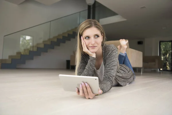 Fiatal nő használt számítógép tabletta a padlón — Stock Fotó