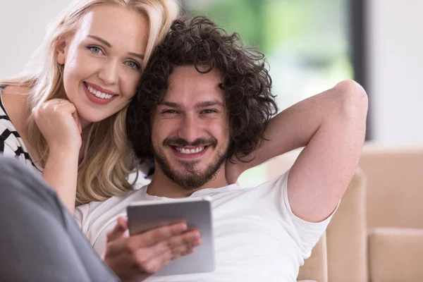 Couple relaxant à la maison avec tablettes — Photo