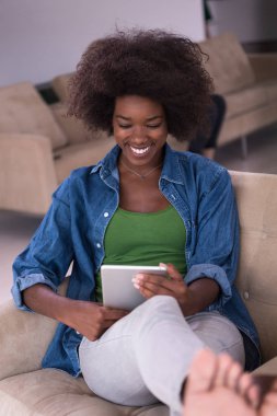 Afrikalı-Amerikalı kadın evde dijital tablet ile