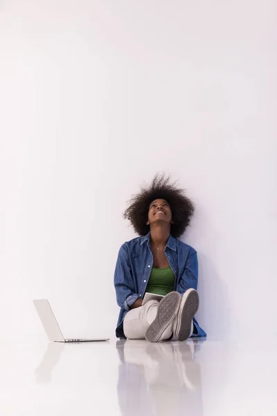 Afro-américaine femme assise sur le sol avec ordinateur portable — Photo