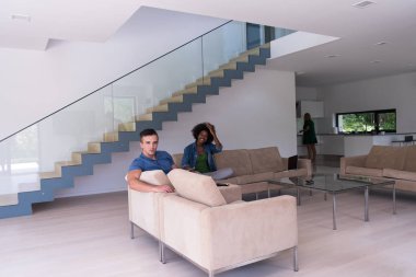 oturma odasında genç çok ırklı çift rahatlatır