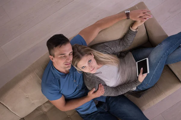 Jeune couple dans le salon avec tablette vue du dessus — Photo