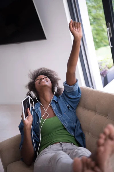 Africano americano mulher em casa na cadeira — Fotografia de Stock