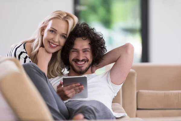 Casal relaxante em casa com computadores tablet — Fotografia de Stock