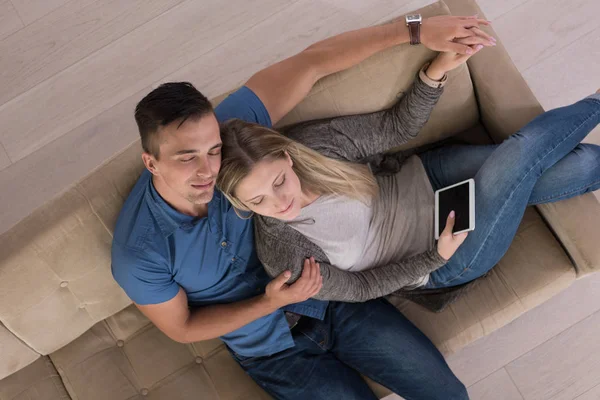 Ung par i vardagsrummet med tablett top Visa — Stockfoto