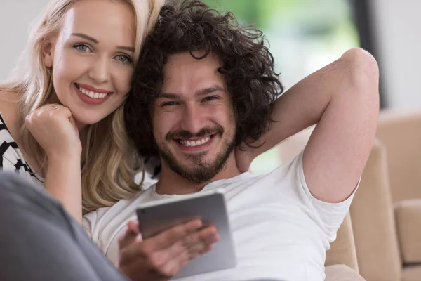 Pareja relajante en casa con tabletas — Foto de Stock