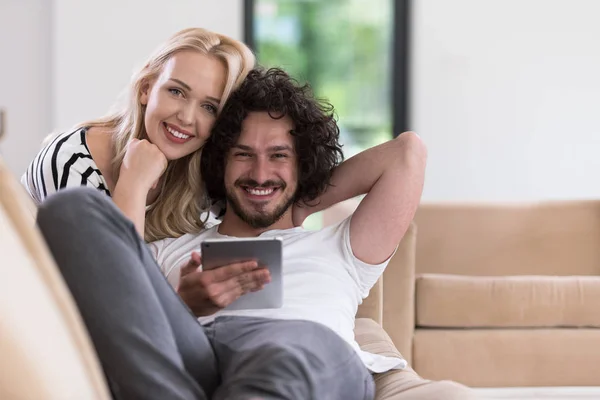 Paar ontspannen thuis met Tablet PC 's — Stockfoto