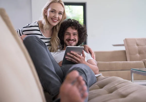 Couple relaxant à la maison avec tablettes — Photo