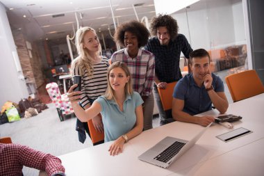 Çok ırklı bir girişim ekibi toplandı