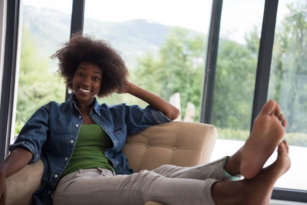 Femmes noires à la maison dans la chaise — Photo