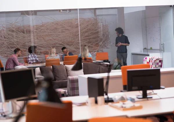 Multi-etnische startup business team op vergadering — Stockfoto